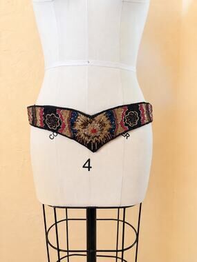 Vintage 1980s Beaded Waist Belt Size M/L Gold Jewel Tone Floral V Shape